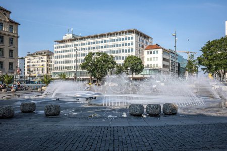 Foto de Múnich, Alemania - 18 de junio de 2023: El Stachus o Karlsplatz en el centro de Múnich en Alemania con sus opulentas características acuáticas. Enfriamiento en verano - Imagen libre de derechos