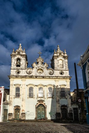 Foto de Fachada colonial neoclásica del Ordem Terceira Nossa Senhora Iglesia Nuestra Señora del Carmo en Salvador da Bahia en Brasil - Imagen libre de derechos