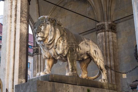 Téléchargez les photos : Les statues de lions devant la Feldherrnhalle, salle des maréchaux de Munich, Allemagne - en image libre de droit