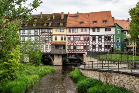 Foto de Erfurt, Alemania - 13 de mayo de 2023: Merchants Bridge, Kraemerbruecke in Erfurt, Alemania. Fue construido en 1325. El único puente al norte de los Alpes que está construido en su totalidad con casas - Imagen libre de derechos