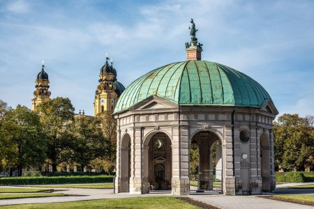 Vue d'automne du parc Hofgarten avec Dianatempel à Munich. Le pavillon Diana et le parc du Hofgarten, adjacent à la Munich Residenz et Odeonsplatz.