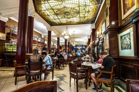 Foto de Buenos Aires, Argentina - 13 / 12 / 2023: Café Tortoni en la Avenida de Mayo en el centro de la ciudad Microcentro en el distrito de Monserrat en la capital Buenos Aires, Argentina - Imagen libre de derechos
