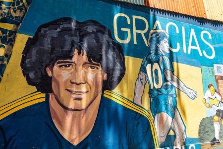 Foto de Buenos Aires, Argentina - 16 de diciembre de 2023: Diego maradona graffiti en el estadio de fútbol La Bombonera, Boca Juniors en La Boca, Buenos Aires, Argentina - Imagen libre de derechos