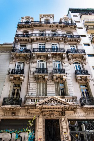 Foto de Buenos Aires, Argentina - 16 de diciembre de 2023: Colorido edificio antiguo y maltrecho con hermosa arquitectura en San Telmo, Buenos Aires en Argentina - Imagen libre de derechos
