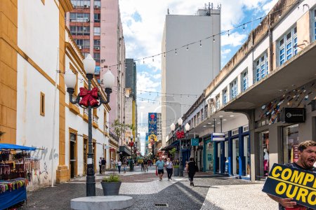 Téléchargez les photos : Florianopolis, Brésil - 29 déc. 2023 : Des gens marchent dans les magasins du centre de Florianopolis, la capitale de Santa Catarina au Brésil. - en image libre de droit