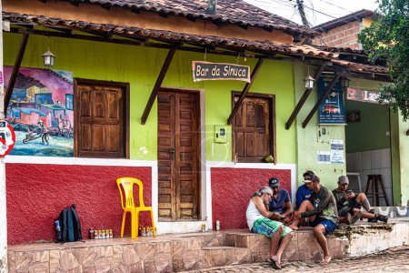 Téléchargez les photos : Caete Acu, Brésil - Jan 06, 2024 : Streetlife in the city center of Caete Acu, Vale do Capao, Bahia in Brazil - en image libre de droit