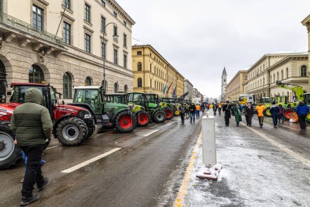 Téléchargez les photos : Munich, Allemagne - 08 janv.2024 : Une grande manifestation d'agriculteurs effondre la ville de Munich. Ils se battent pour un prix digne de leur travail sur Odeonsplatz à Munich, en Allemagne. - en image libre de droit