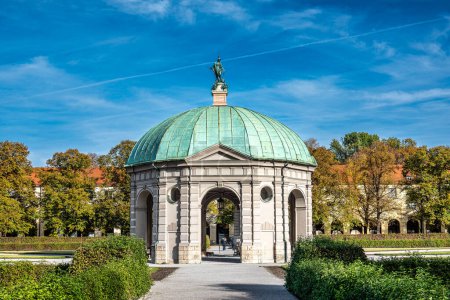 Téléchargez les photos : Vue d'automne du parc Hofgarten avec Dianatempel à Munich. Le pavillon Diana et le parc du Hofgarten, adjacent à la Munich Residenz et Odeonsplatz. - en image libre de droit