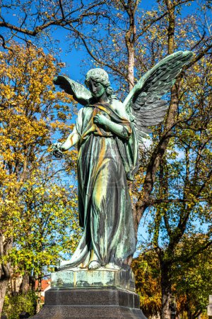 Foto de Múnich, Alemania - 06-nov-2023: Vista de otoño del Nordfriedhof, cementerio del norte, con 34.000 parcelas funerarias, es uno de los cementerios más grandes de Múnich, Baviera, Alemania. - Imagen libre de derechos