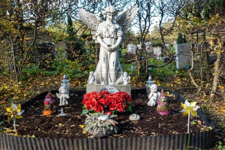 Foto de Múnich, Alemania - 06-nov-2023: Vista de otoño del Nordfriedhof, cementerio del norte, con 34.000 parcelas funerarias, es uno de los cementerios más grandes de Múnich, Baviera, Alemania. - Imagen libre de derechos