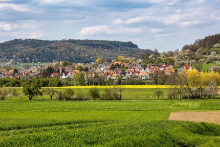 Kirschblüte auf den Hügeln bei Pretzfeld in der Fränkischen Schweiz. Eine berühmte Region für Obstbrand und Fruchtsaft. Eines der größten Anbaugebiete für Kirschbäume in Westeuropa.
