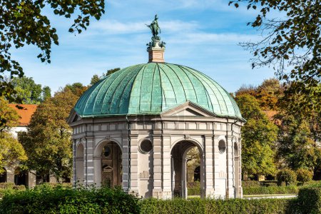 Herbstliche Ansicht des Hofgartenparks mit Dianatempel in München. Der Diana-Pavillon und das Gelände des Hofgartens neben der Münchner Residenz und dem Odeonsplatz.