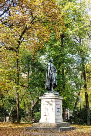 Monumento a Friedrich Schiller en la plaza Maximiliansplatz de Munich, Alemania. El monumento fue inaugurado en 1863. Fue encargado por el rey Luis I y diseñado por el escultor alemán Max von Widnmann.
