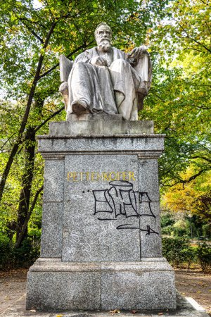 Mémorial Max von Pettenkofer à la place Maximiliansplatz de Munich, Allemagne. Don d'amis et d'étudiants du célèbre hygiéniste, à qui Munich doit son grand système d'égouts.