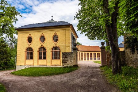 Foto de Weimar, Alemania - 12 de mayo de 2023: Orangery of Castle Belvedere near Weimar Turingia Alemania. Es una elegante residencia de verano que data del siglo XVIII. Vista desde el parque del Castillo. - Imagen libre de derechos