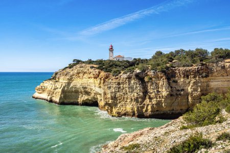 Portugiesische Küste in Benagil, Algarve, Portugal. Farol de Alfanzina. Alfanzina Leuchtturm. Percurso dos Sete Vales Suspensos. Sieben hängende Täler.