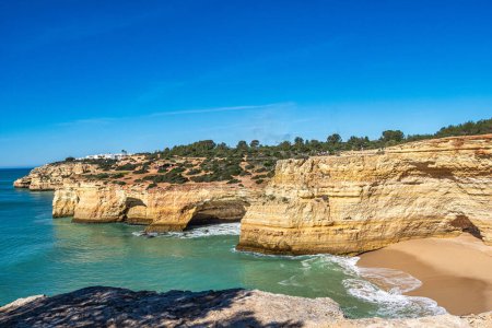 Portugiesische Küste in Benagil, Algarve, Portugal. Praia da Corredoura. Percurso dos Sete Vales Suspensos. Sieben hängende Täler.