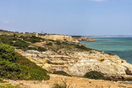 Portugiesische Küste in Benagil, Algarve, Portugal. Praia do Carvalho. Percurso dos Sete Vales Suspensos. Sieben hängende Täler.