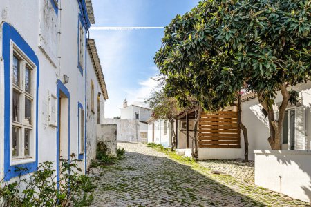 El pueblo pesquero Cacela Velha en el sur de Portugal. Fachadas blancas de casas con decoraciones de colores. Viviendas típicas del Algarve