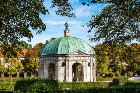 Vue d'automne du parc Hofgarten avec Dianatempel à Munich. Le pavillon Diana et le parc du Hofgarten, adjacent à la Munich Residenz et Odeonsplatz.