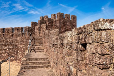 Schloss Silves im Süden Portugals. Eine mittelalterliche Festung, die vom Kalifat des maurischen Reiches in der portugiesischen Algarve erbaut wurde.