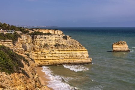 Praia da Marinha Playa entre islotes rocosos y acantilados vistos desde Seven Hanging Valleys Trail, Percurso dos Sete Vales Suspensos. Algarve, Portugal