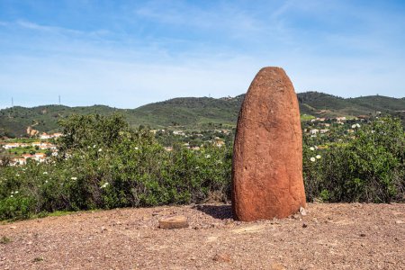 Sandstein Menir aus 6000-4500 v. Chr. in den trockenen Hügeln in der Nähe von Vale Fuzeiros, Algarve in Portugal. Circuito Arqueologico da Vilarinha