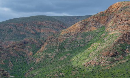 Téléchargez les photos : Cango Caves Mountain range près de Oudtshoorn Afrique du Sud - en image libre de droit