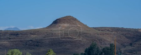 Téléchargez les photos : Paysage semi-désertique et montagnes près de Oudtshoorn Afrique du Sud - en image libre de droit