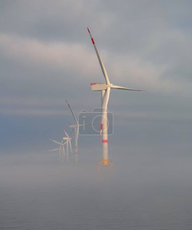 Téléchargez les photos : Parc éolien en mer Construction d'éoliennes en mer du Nord - en image libre de droit