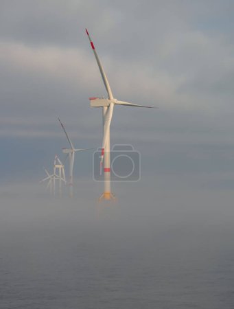 Foto de Parque eólico en alta mar construcción de turbinas eólicas en el Mar del Norte - Imagen libre de derechos
