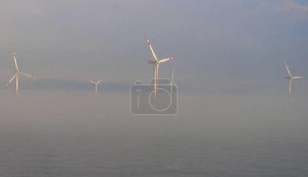 Foto de Bélgica - Mar del Norte, Bélgica - 07 de abril de 2023: Reconstrucción de empresas de energía eólica y GEOSEA en preparación para una construcción de parques eólicos en el Mar del Norte - Imagen libre de derechos