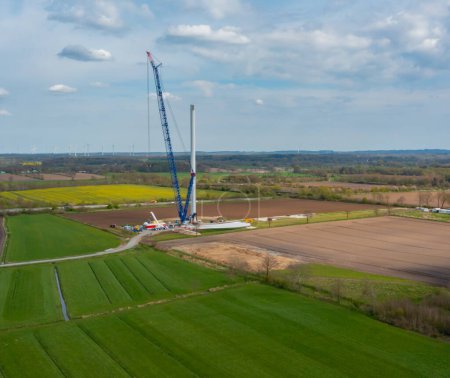 Téléchargez les photos : Construction d'une éolienne avec une grue à chenilles bleue - en image libre de droit