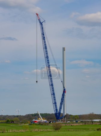 Téléchargez les photos : Hambourg, Allemagne - 01 mai 2023 : Installation d'une éolienne de la société Vestas avec une grue sur chenilles Liebherr LR 1700-1.0 bleue de la société Liebherr - en image libre de droit
