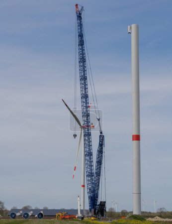 Téléchargez les photos : Hambourg, Allemagne - 01 mai 2023 : Installation d'une éolienne de la société Vestas avec une grue sur chenilles Liebherr LR 1700-1.0 bleue de la société Liebherr - en image libre de droit