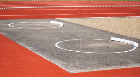 Foto de Equipo de un tiro puesto pozo en una pista de atletismo - Imagen libre de derechos