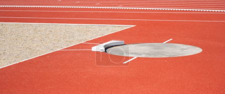 Foto de Equipo de un tiro puesto pozo en una pista de atletismo - Imagen libre de derechos