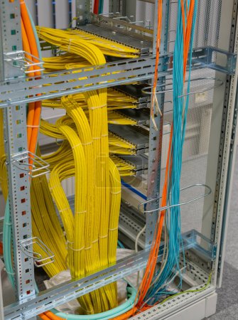 Foto de Conmutadores de red y cables de red en un rack de red en un centro de datos - Imagen libre de derechos