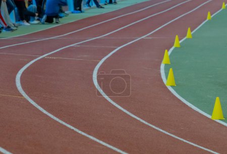 Foto de Atletismo pista de competición en una sala de atletismo - Imagen libre de derechos