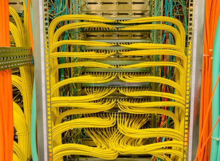 Cable de cobre amarillo RJ45 - Cable de red en un rack de distribución de red en el centro de datos