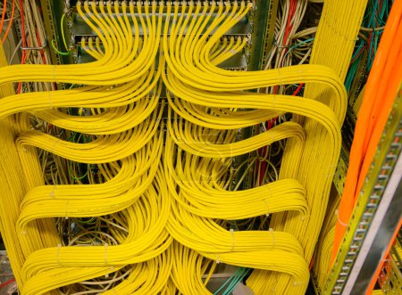 Cable de cobre amarillo RJ45 - Cable de red en un rack de distribución de red en el centro de datos