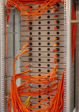 Cable de cobre RJ45 - Cable de red en un rack de distribución de red en el centro de datos