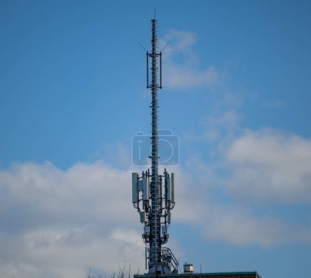 Relé de radio, radio y sistema de antena de mástil de teléfono móvil en un edificio