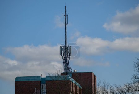 Système d'antenne de mât de relais radio, radio et téléphone portable sur un bâtiment
