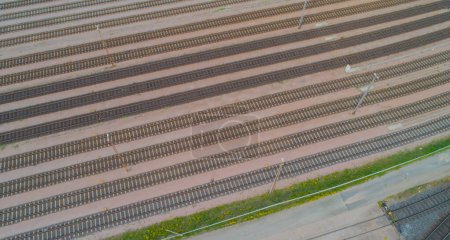 Photographie aérienne d'un réseau ferroviaire au terminal à conteneurs Eurogate Burchardkai à Hambourg