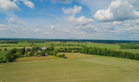 Drone vue aérienne de différents champs agricoles dans le Schleswig Holstein Allemagne