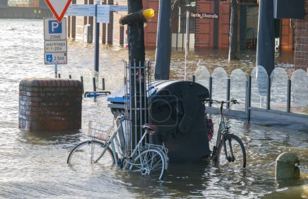 Onde de tempête et inondation de l'Elbe au marché aux poissons du port de Hambourg St. Pauli