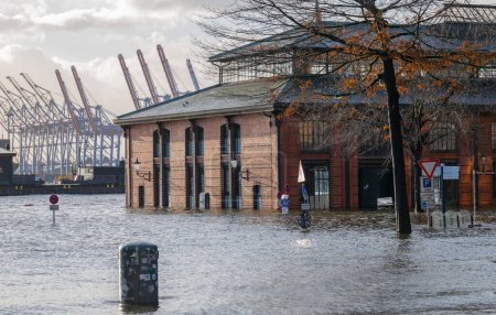 Tormenta oleada y Elba inundación en el Puerto de Hamburgo St. Pauli mercado de pescado Salón de subastas de pescado