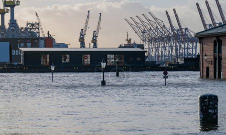Sturmflut und Elbehochwasser im Hamburger Hafen St. Pauli Fischmarkt Fischversteigerungshalle