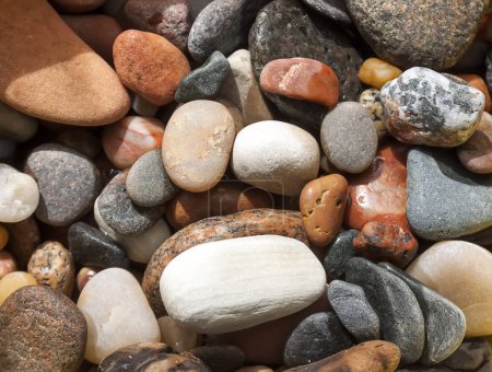 Fond de roches de mer. Différentes formes de pierres lisses colorées.